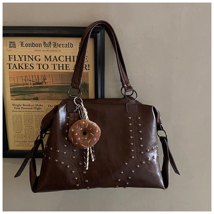 2025 Dámská kabelka ve korejském stylu s cvočky - Trendy kabelka přes rameno a do podpaží