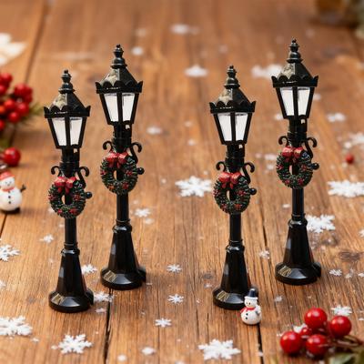 Mini Straßenlaterne Retro Miniatur Straßenlaterne mit Weihnachtskranz Miniatur Straßenlampenmodell für Puppenhaus Miniaturszenen DIY Mikrolandschaft