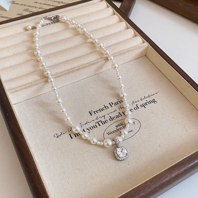 Butterfly Irregular Pearl Necklace Medieval Vintage Temperament Collarbone Chain Versatile High-end Jewelry Women