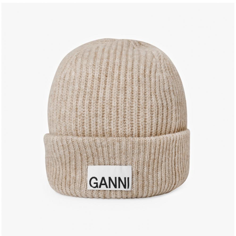 Ganni A5369 196 Czapka beanie z naszywką z logo, lekko usztywniana