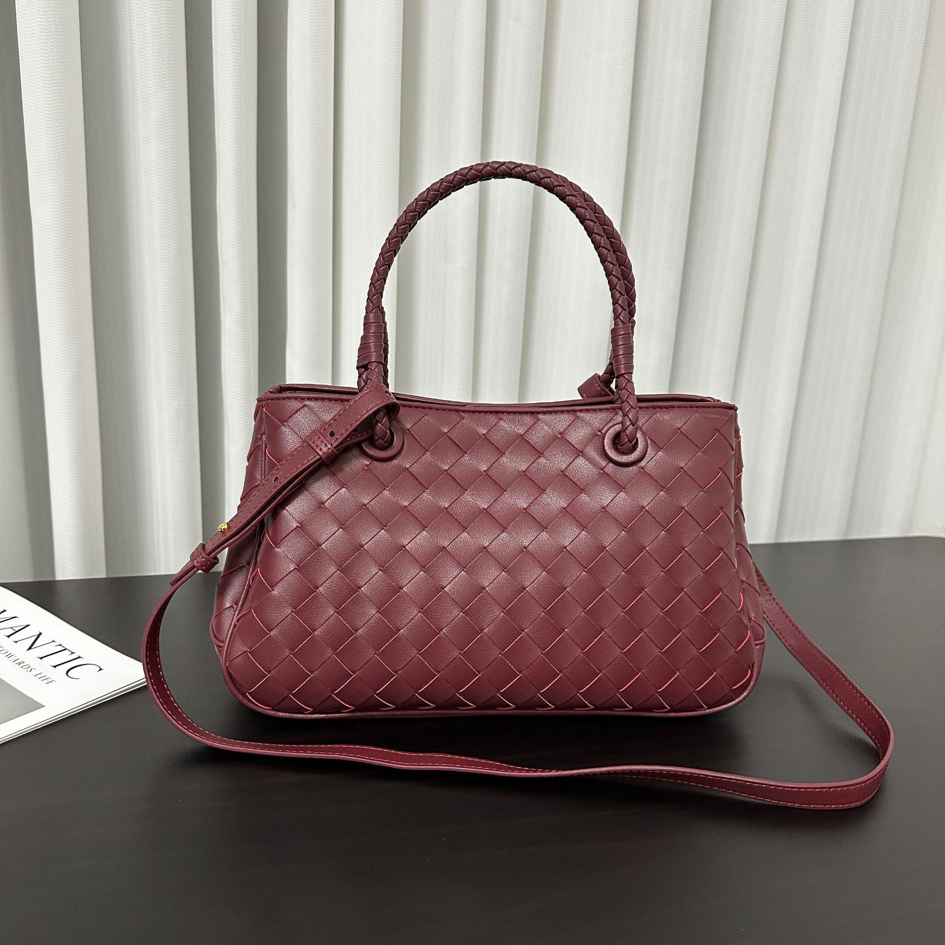 

Маленький нишевый роскошный стиль Новая высококачественная сумка-тоут для овощной корзины Одноплечевая для поездок на работу Большая вместимость Плетеная сумка Ручная сумка через плечо 31x19x13cm вино красного