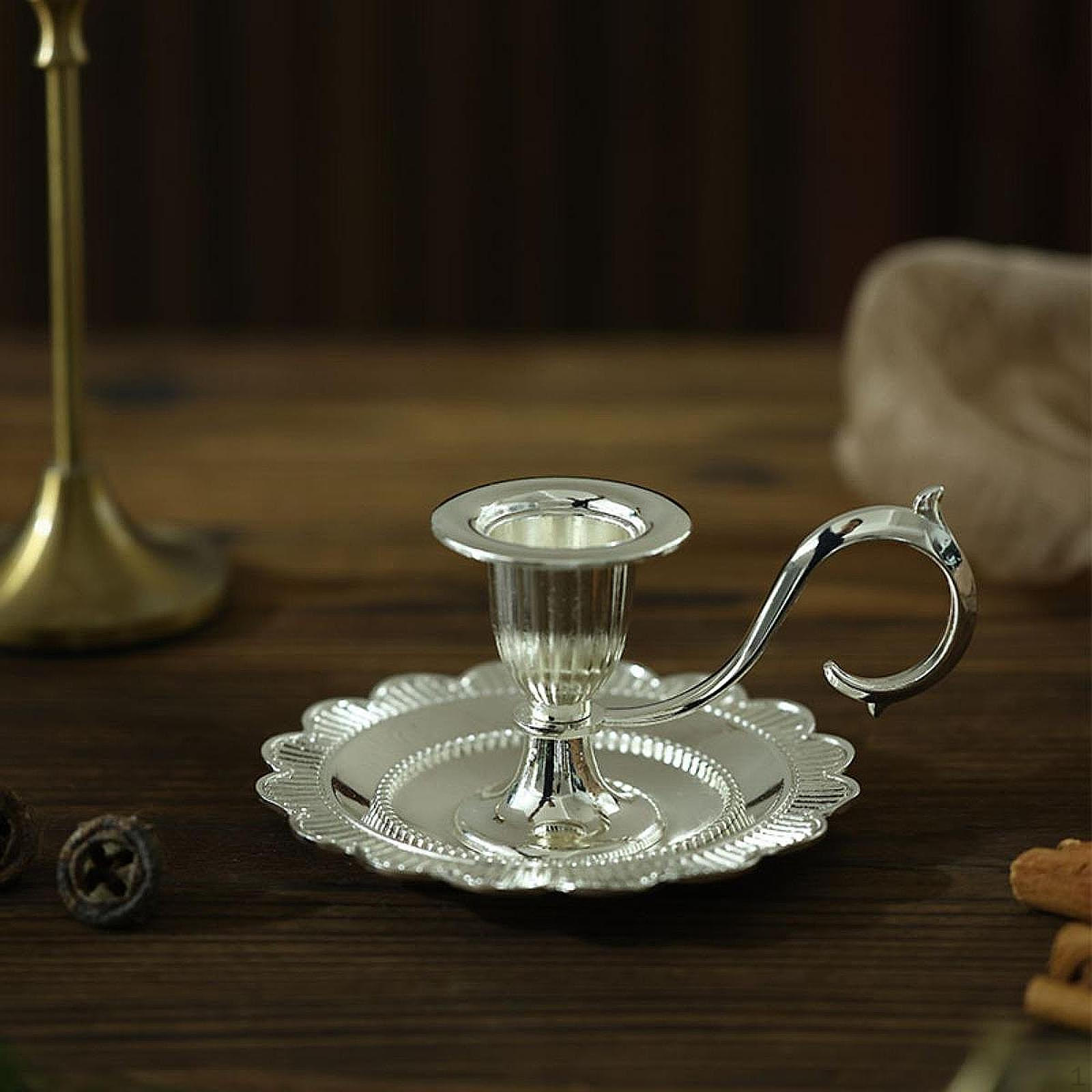 

Подсвечник для конических свечей с ручкой, металлическая подставка, настольный декор серебряный