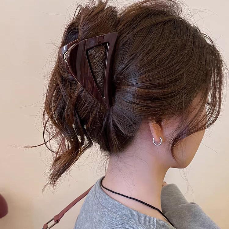 Čokoládově hnědá luxusní spona do vlasů drápek žraločí spona pro ženy - 2025 nová vlasová ozdoba