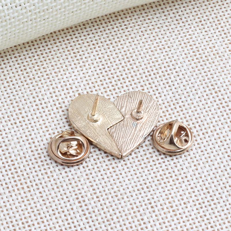 2Pcs/Set Broken Red Heart Brooches Cartoon Enamel Pins Metal Custom Button Denim Jackets Badges Jewelry For Couple Friends Gift