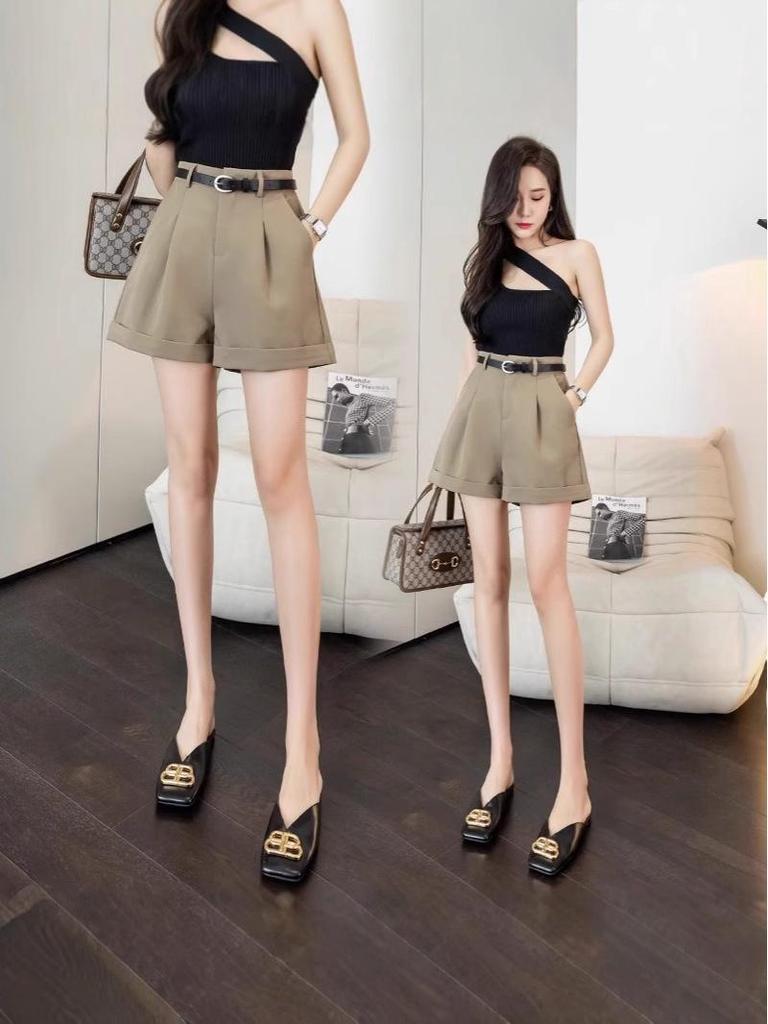 Dámské šortky s vysokým pasem áčkového střihu se širokými nohavicemi a páskem, pro jaro/léto 2025.