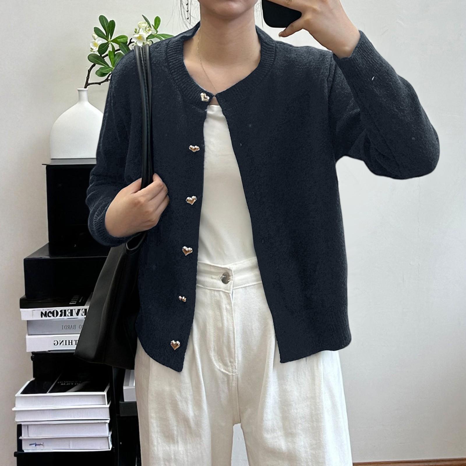 

Женский модный повседневный однотонный трикотажный кардиган-жакет с круглым вырезом, длинным рукавом и застежкой на пуговицы в виде сердечек One Size чёрный