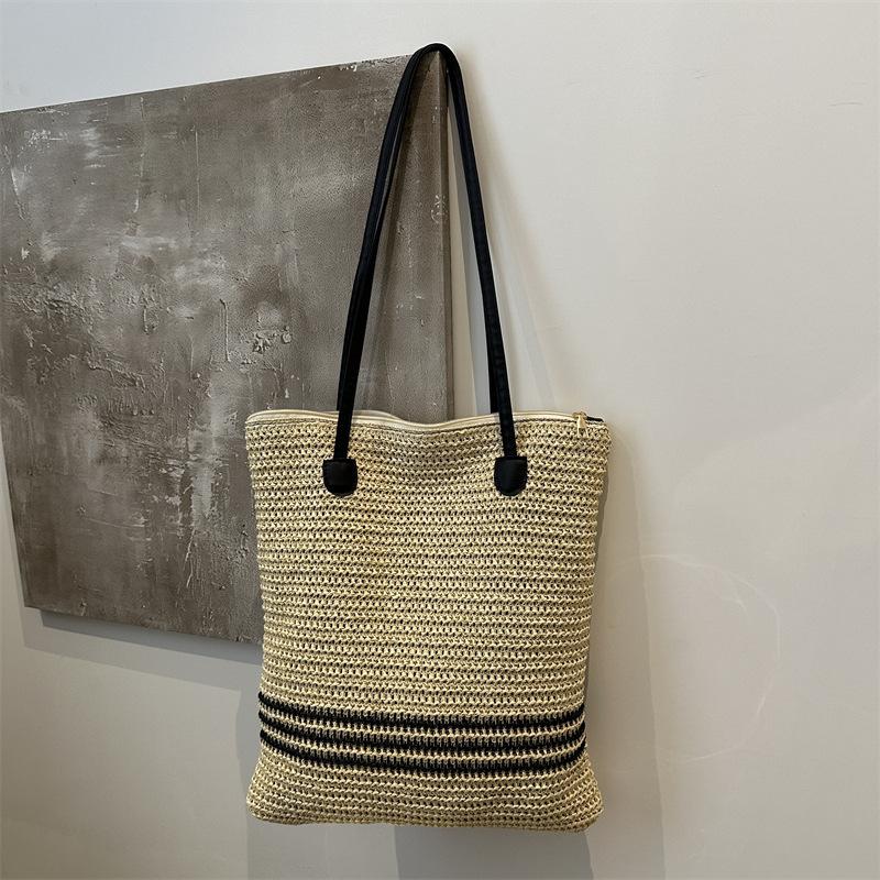 

Плетеная сумка ручной работы женская большой вместимости 2025 новая модная контрастного цвета на плечо для поездок на работу универсальная соломенная плетеная сумка-тоут