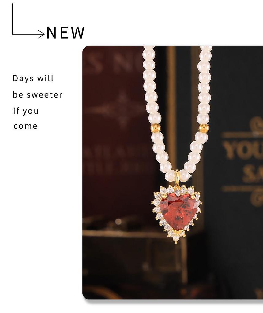 Hepburn-Style Heart Zircon Pendant Necklace: Gold-Plated Titanium, Imitation Pearl Design