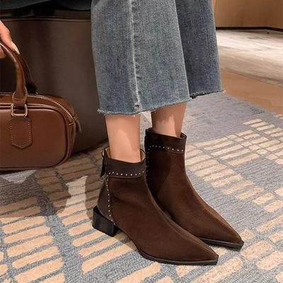 Bottines Chelsea marron vintage à bout pointu français, coupe slim élastiquée, talon moyen, design de cheville épais et fermeture éclair arrière pour l'automne/hiver.