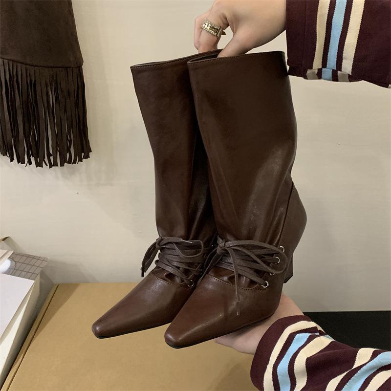 

Женские сапоги в стиле ретро, карамельно-коричневые, с острым носком, на ремешке, на широком каблуке, новые, универсальные, рыцарские сапоги 2025 года 39 коричневый