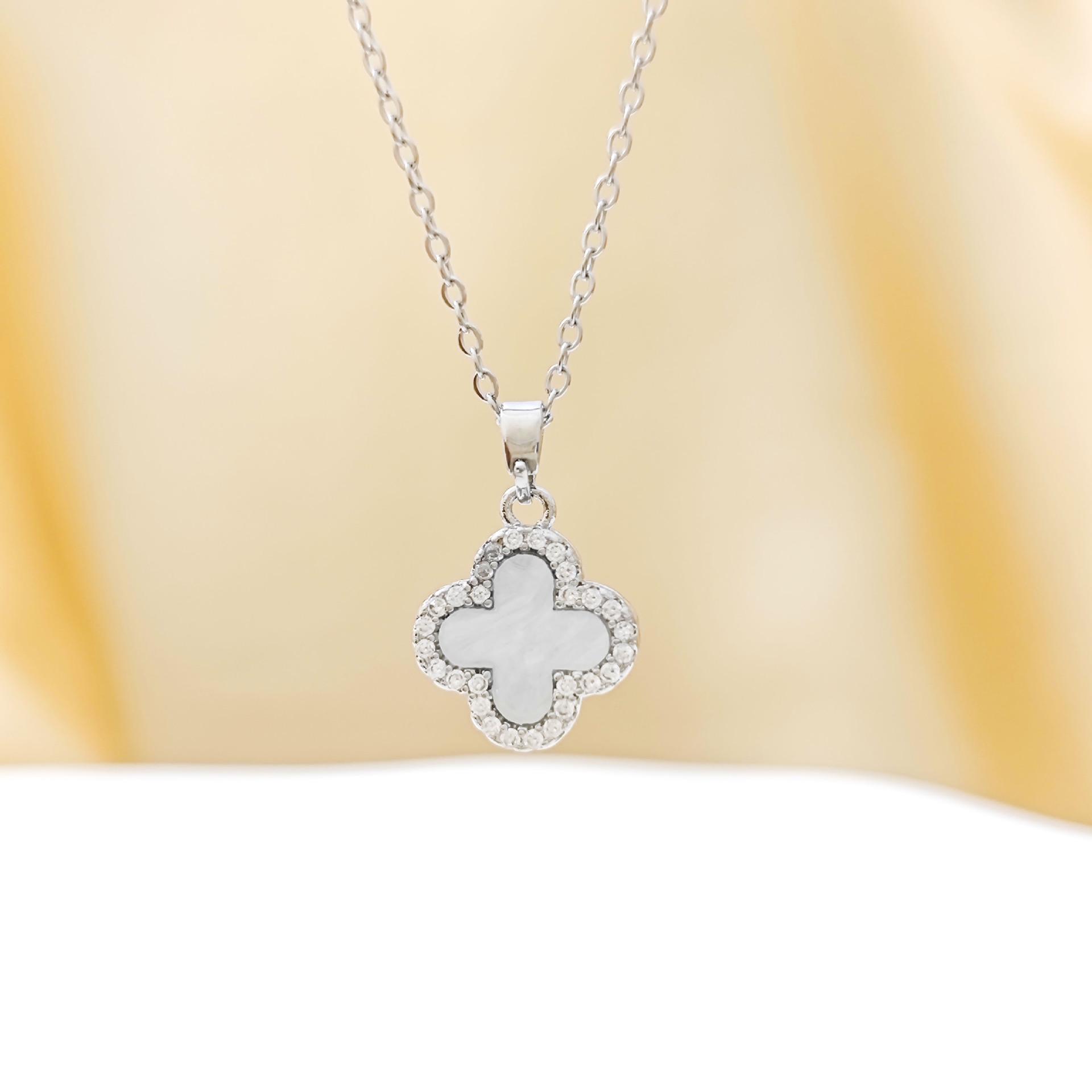 Korean-Style Elegant Four-Leaf Clover Gold-Plated Necklace for Women – Exquisite Clavicle Chain Accessory