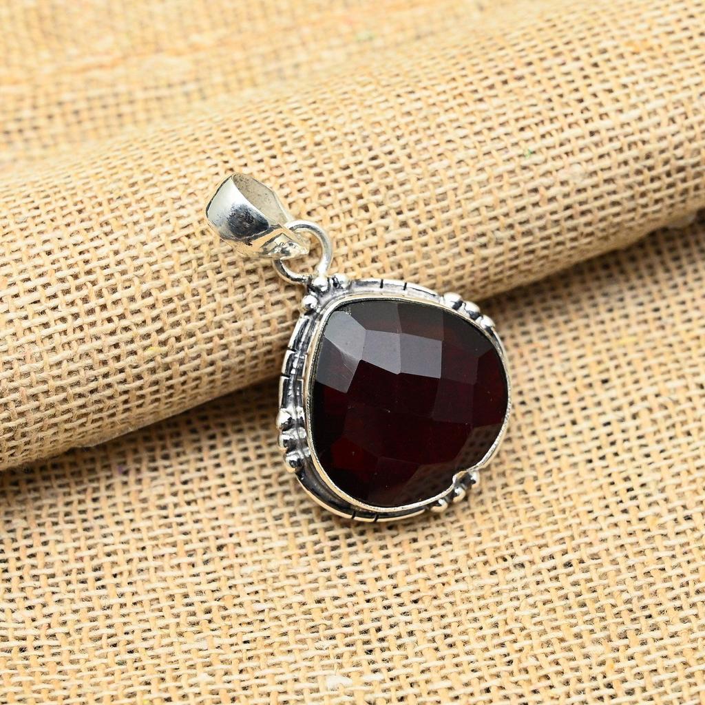 Nádherný červený granátový drahokam Ručne vyrobený 925 rýdze striebro Šperkový prívesok pre ženy