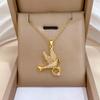 Collier pendentif créatif en forme d'oiseau en zircon avec anneau pour femme Chaîne en acier inoxydable Accessoire de bijoux Cadeaux pour amoureux