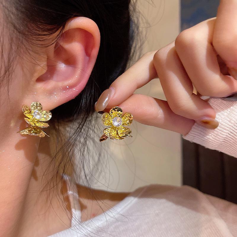 2025 Spring/Summer Floral Pearl Stud Earrings - Elegant Women's Light Luxury Edition