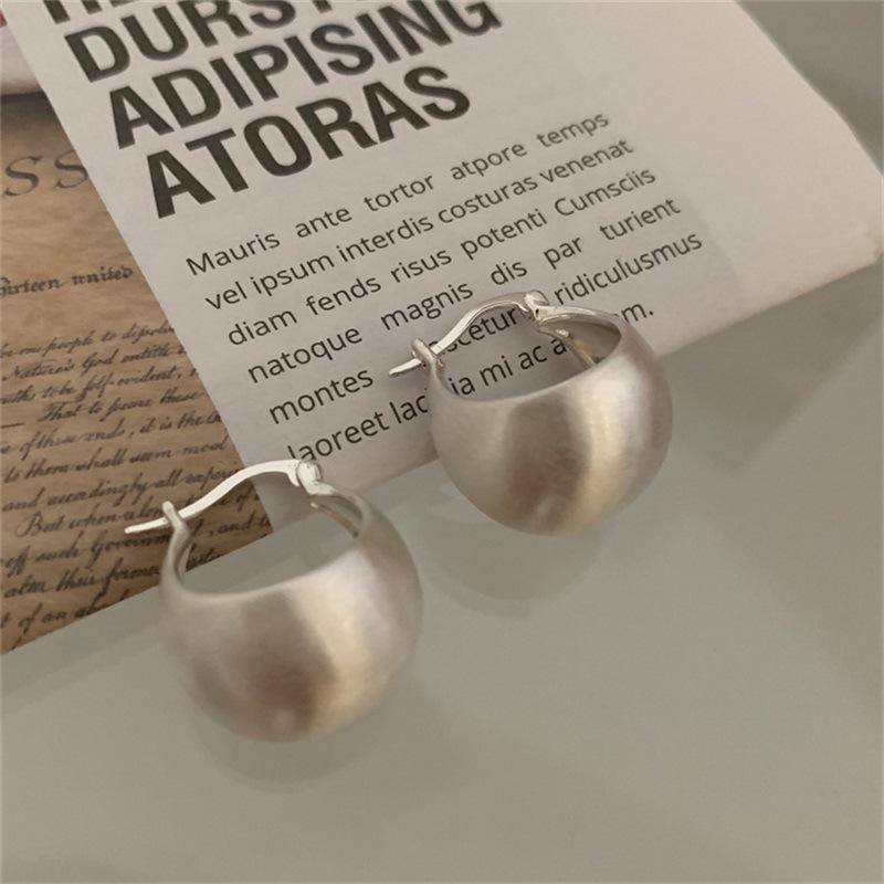 

Трендовый кафф на ухо из матового металла и серьги-пусеты с круглым шариком для женщин – Простой, универсальный, стиль высокого класса.