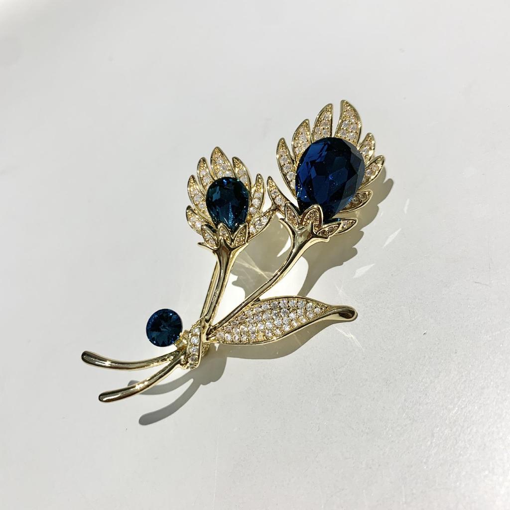 Elegante Kristall Zirkonia Blumenbrosche für Mäntel