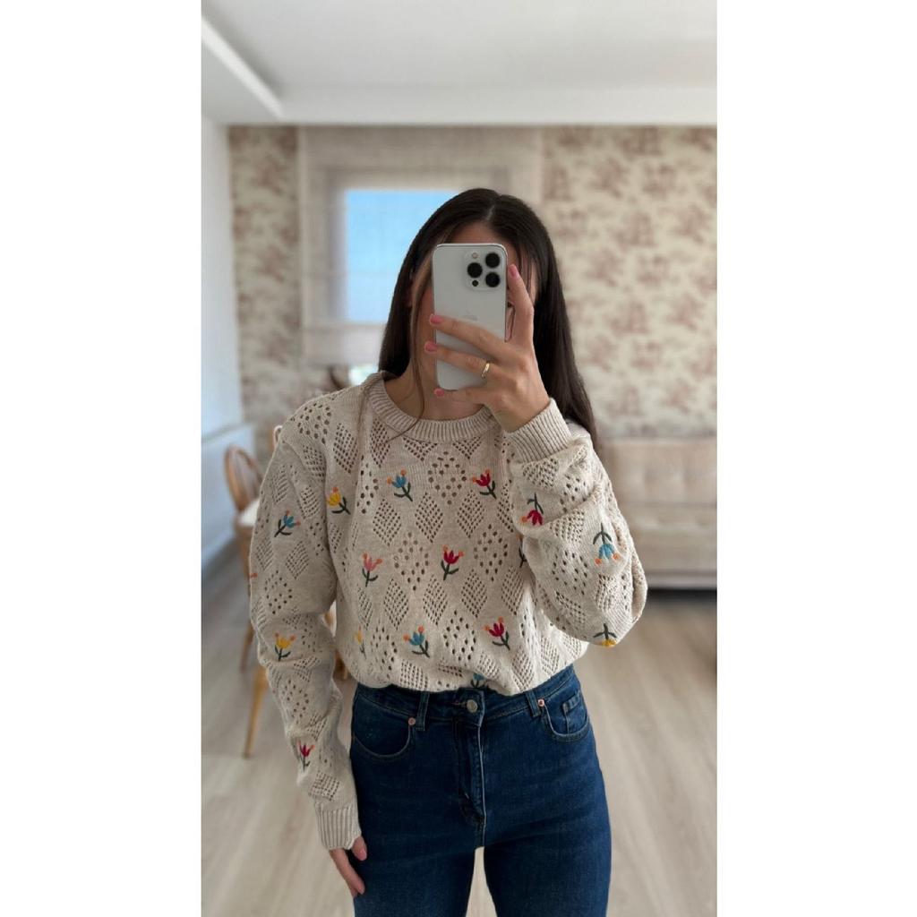Ateiler Flower Embroidered Ecru Sweater