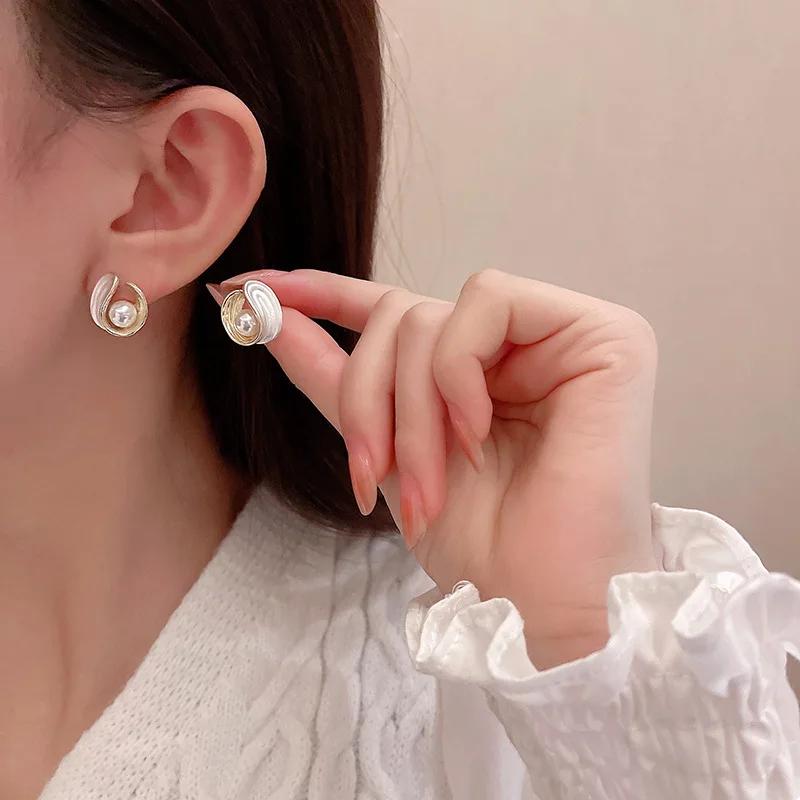 White Enamel Pearl Stud Earrings Vintage French Design Unusual Earrings for Women Minority Korean Fashion Ear Jewelry