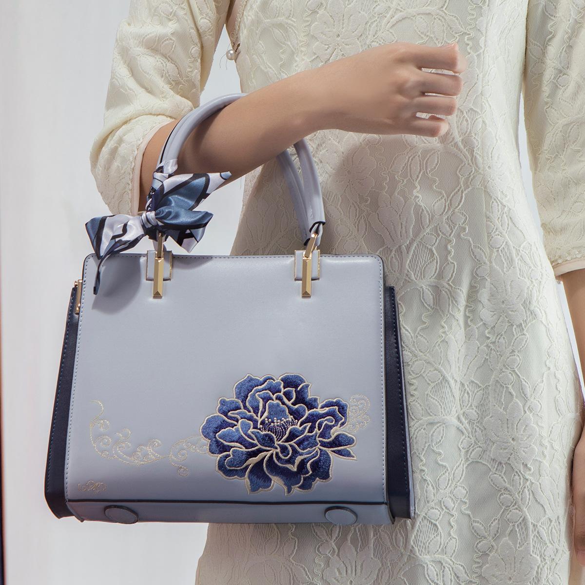 

Mother s Day gift: Embroidered new Chinese-style large-capacity handbag for women, elegant and high-end crossbody bag for mothers синий
