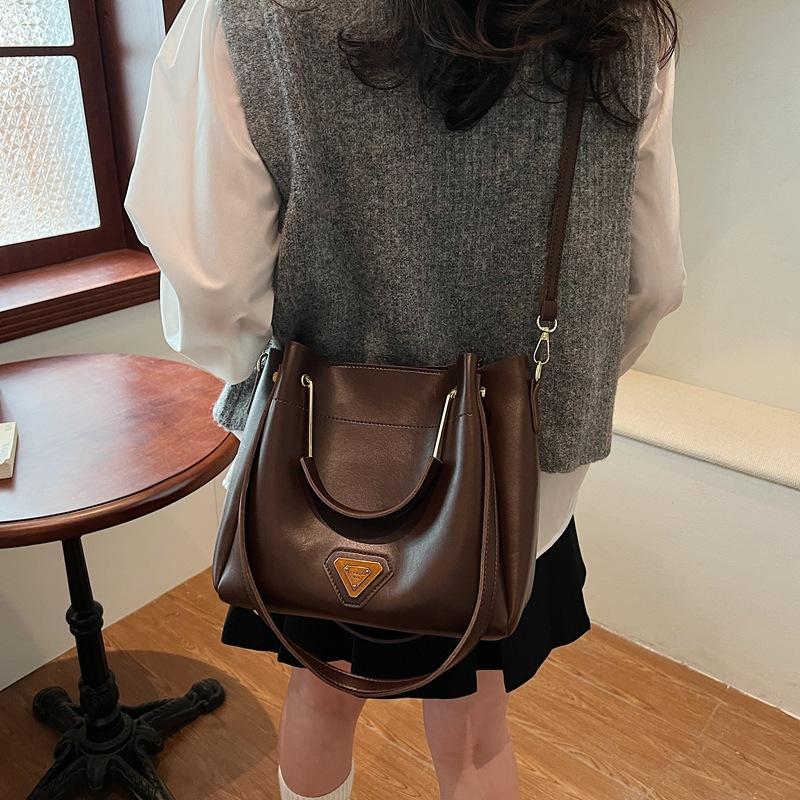 Winter new women's bag fashionable portable bucket bag texture retro high-end single shoulder oblique span bag simple underarm bag