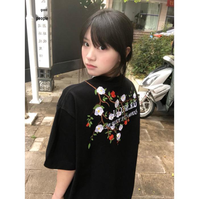 Dámský bavlněný top s květinovou výšivkou, kulatým výstřihem a krátkým rukávem - Kolekce jaro/léto 2025