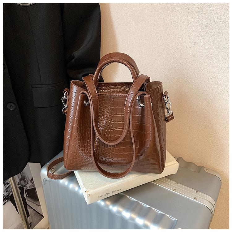

Large-capacity bucket bag women s spring summer new high-value retro simple shoulder bag messenger bag коричневый