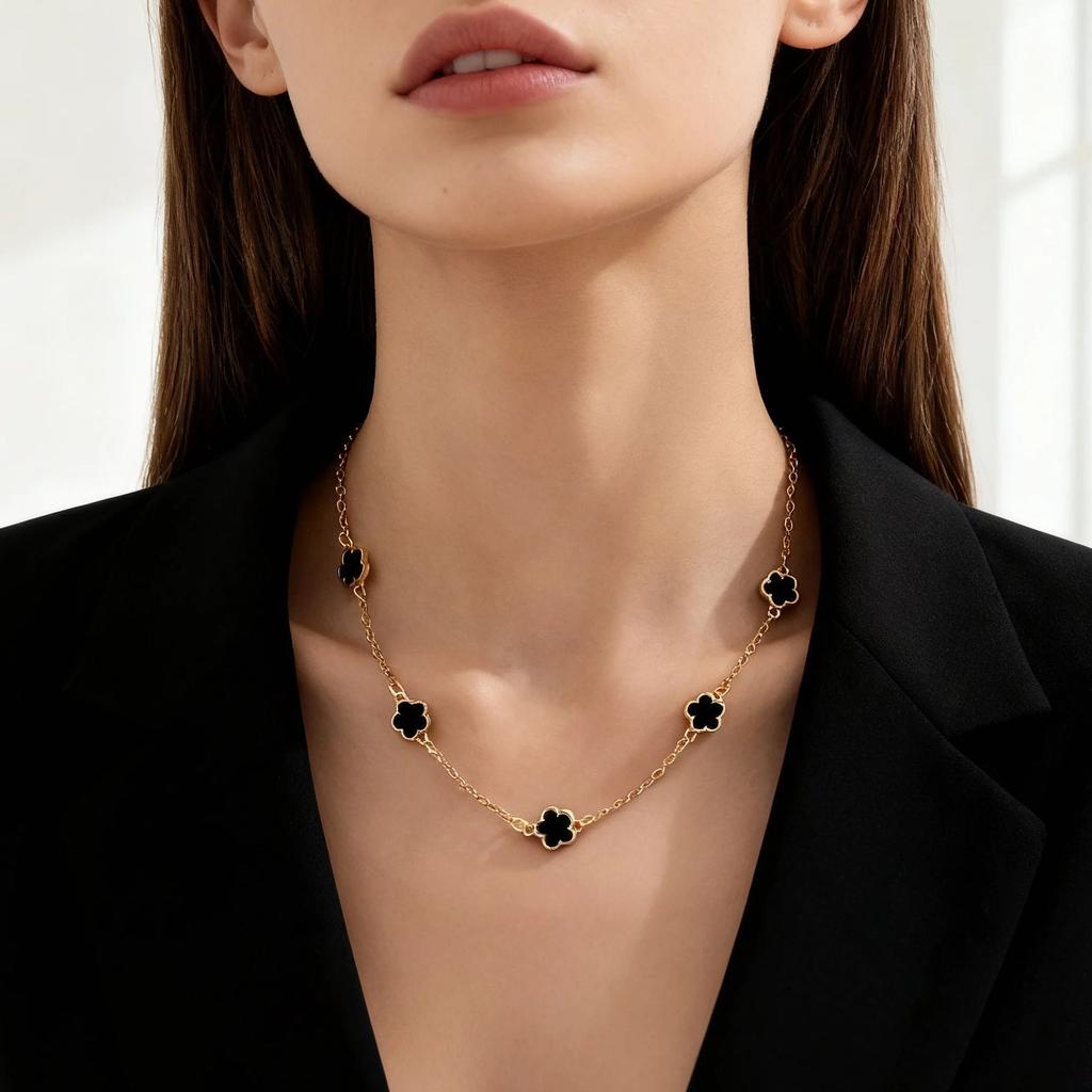 Chaîne Collier Fleur de Trèfle à Cinq Feuilles Porte-Bonheur pour Femmes Élégant Collier Fleur Noire Réglable Bijoux Esthétiques pour Fête Cadeaux