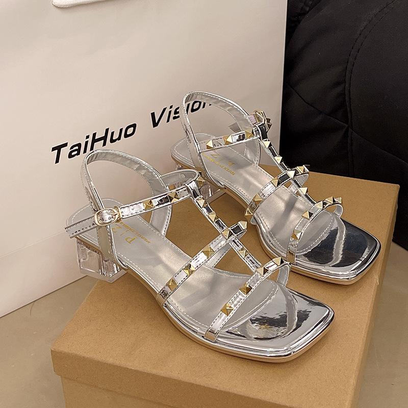 

Женские босоножки с открытым носком и заклепками, новый дизайн, модная обувь на среднем каблуке, увеличивающая высоту, для вечеринок на пляже и официальных мероприятий 40 серебряный