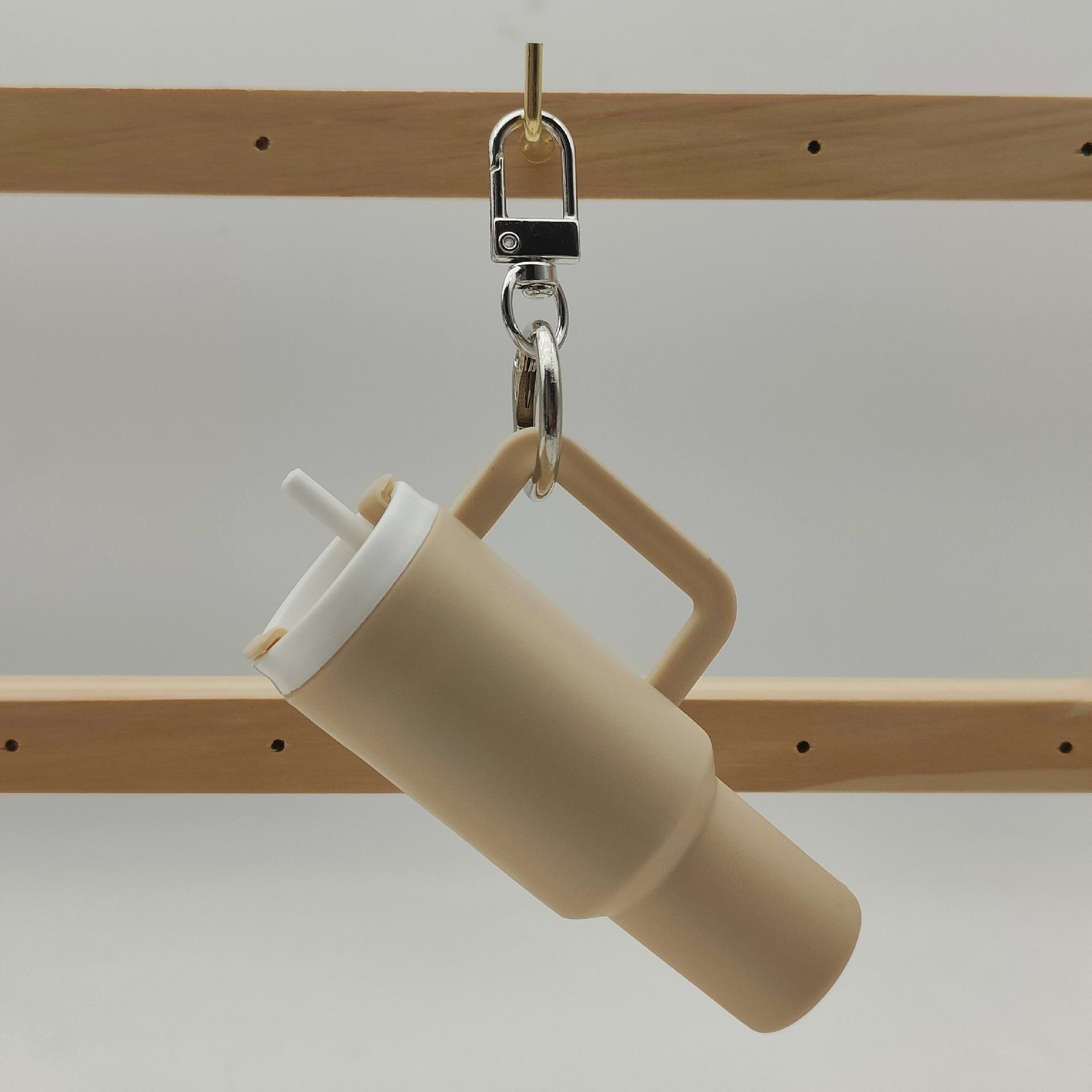 

Съемный брелок-подвеска в виде стакана со льдом Mini Stanley — выпуск ко Дню матери