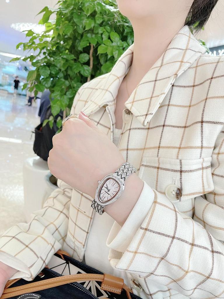 Elegante sternförmige Damen-Quarzuhr in Schlangenform - Luxuriöses wasserdichtes mit Diamanten besetztes Armband von Light Fashion Niche.