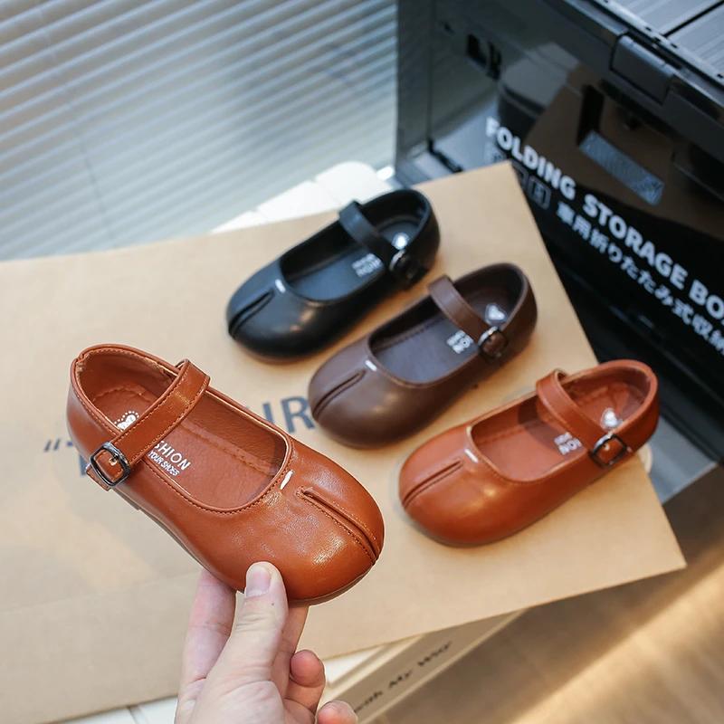 2024 Jaro Nové Dětské Ležérní Boty v Korejském Stylu Falešné Rozdělení Prstů Dětské Zapínání na Suchý Zip Kulatá Špička Platforma Jednoduché Protiskluzové