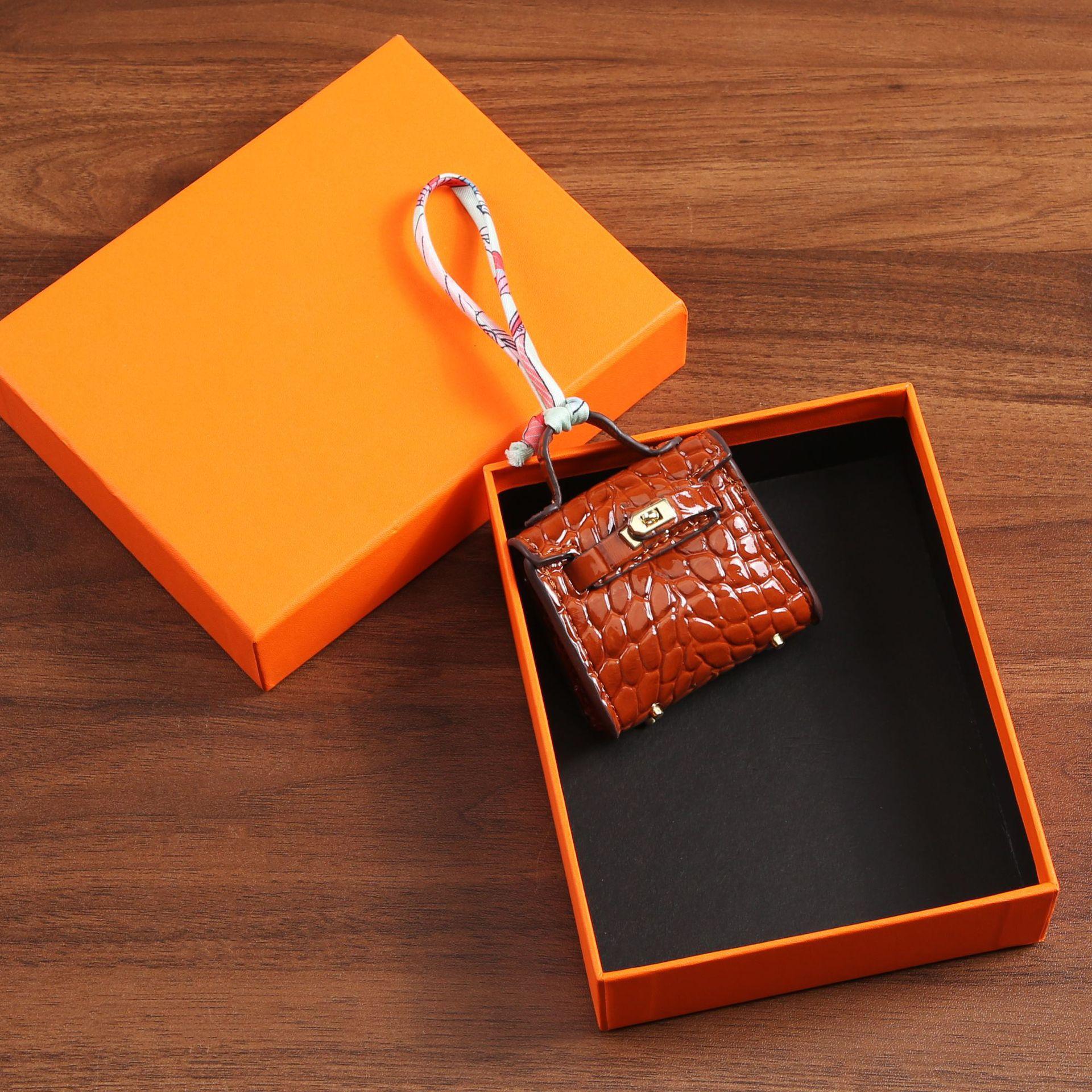 

Мини-сумка с крокодиловым узором, изысканная сумка для мелочи, красный конверт, женская сумка, подвесное украшение, высококачественный автомобильный брелок 6x8x2.5 коричневый