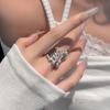 Elegante Anello Statement con Perla – Regolabile, Banda Larga Unica