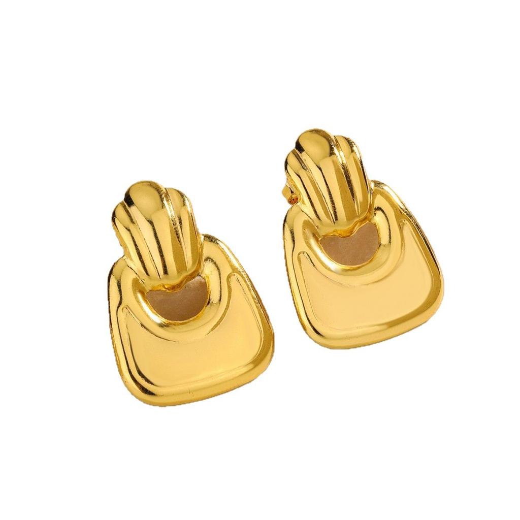 Light luxury earrings temperament niche design feeling maple leaf earrings titanium steel plated 11k gold Internet celebrity electroplated earrings