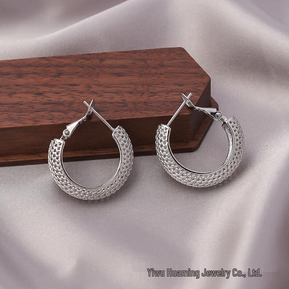 European American Style Luxury Stud Earrings: Elegant Cross-border Niche Hoops, Versatile Celebrity-inspired Accessories