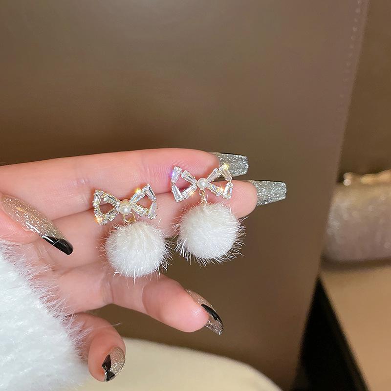 

Плюшевые серьги, модные серьги-гвоздики с кристаллами и бантом для женщин, белые серьги с жемчугом и стразами, вечерние ювелирные изделия, подарки