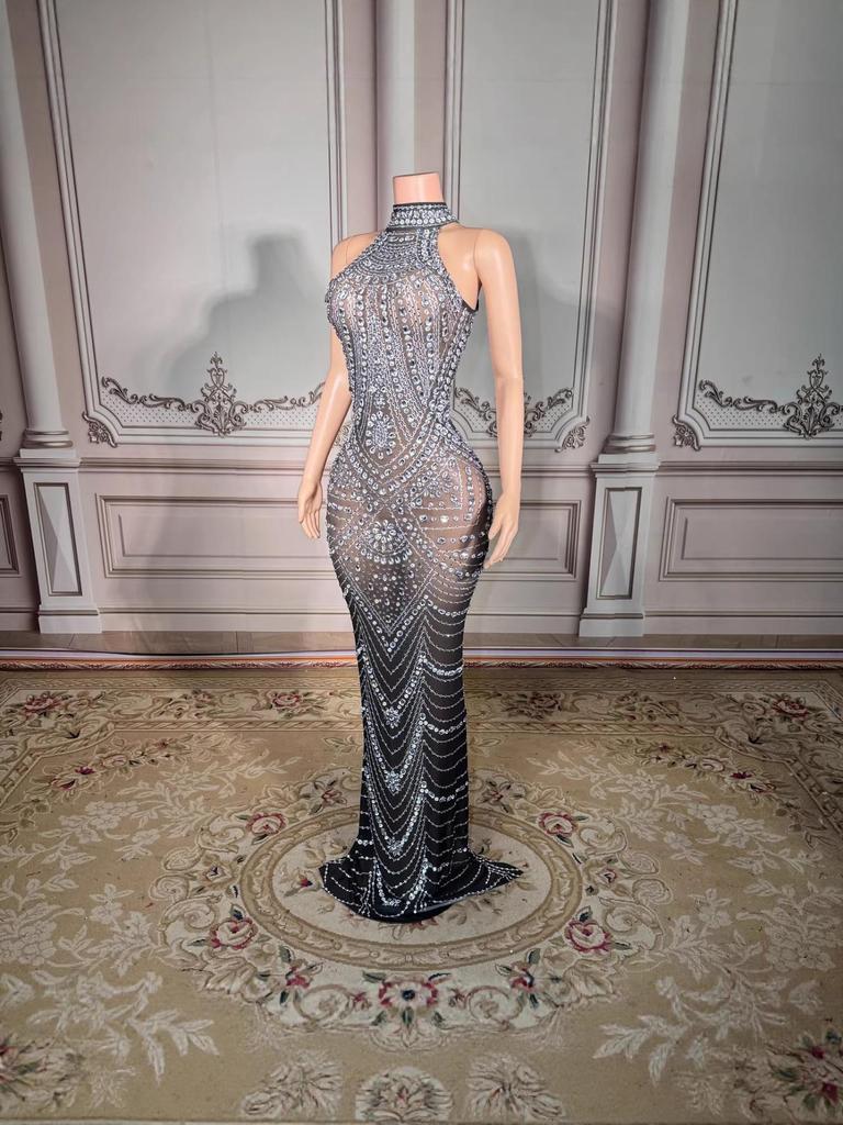 Luxuriöses Neckholder-Abendkleid mit Strasssteinen für weibliche Darstellerinnen