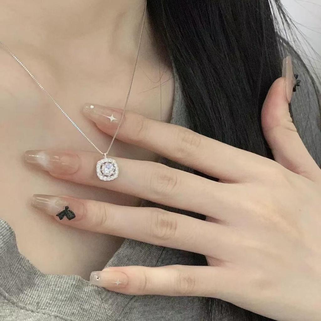 Nickel Silver-Plated Gold Sugar Cube Pendant Necklace for Women: Elegant, Simple, Versatile Luxury.