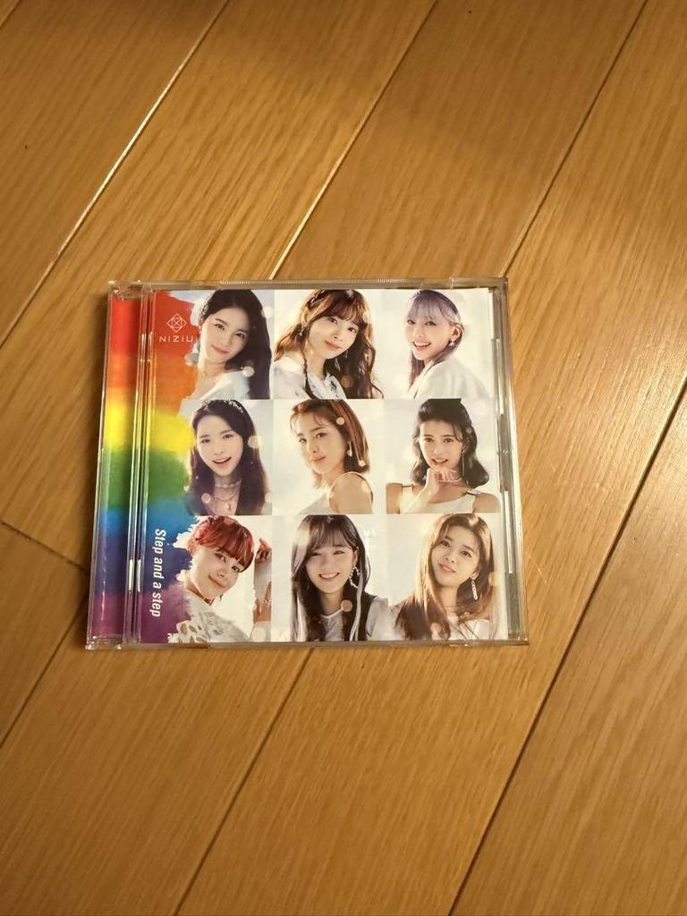 [USED] Step and a step/NiziU