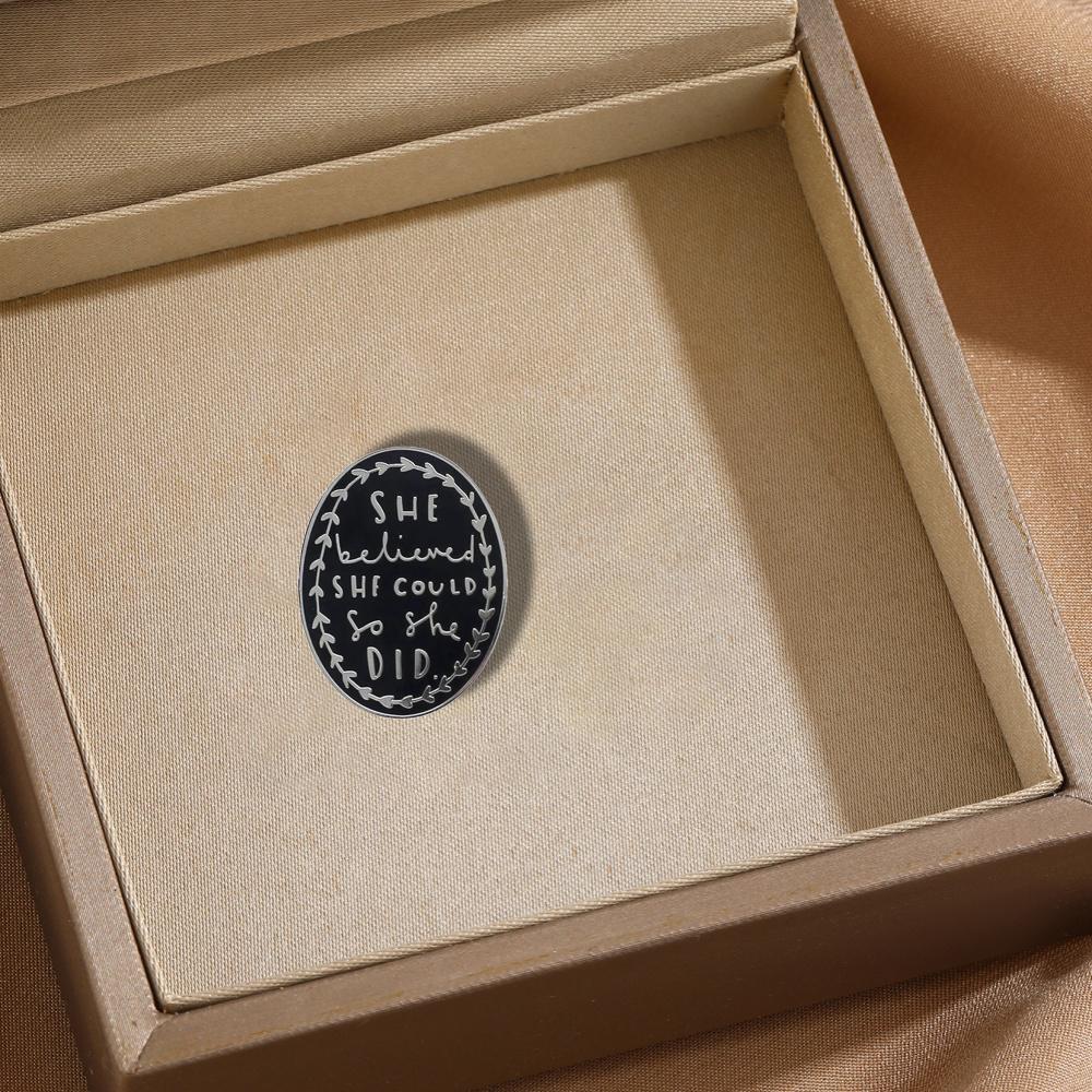 

English Letter Round Brooch Universal Alloy Badge Pin High-end Personalized Versatile Clothes Bag Scarf and Accessories Brooch срібний
