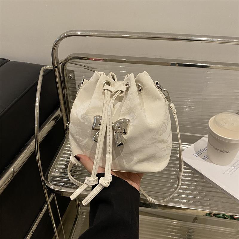 

Gentle pleated messenger bag women s autumn and winter versatile fashion niche design bow bag Korean version shoulder bucket bag белый