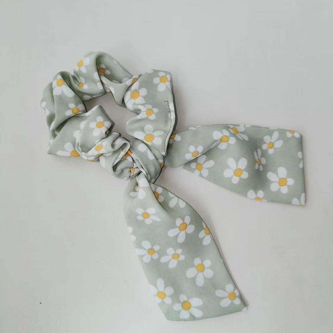 

1 шт. резинка для волос с цветочной лентой в виде ромашки, свежий, милый и симпатичный аксессуар для волос для ежедневного использования женщинами.