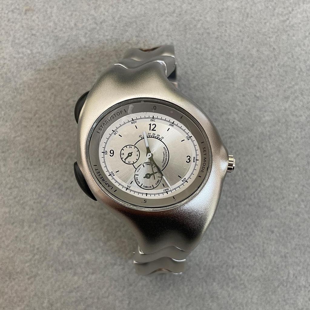 Orologio al quarzo in lega irregolare Y2K di seconda mano - Design retrò e alla moda intrecciato.