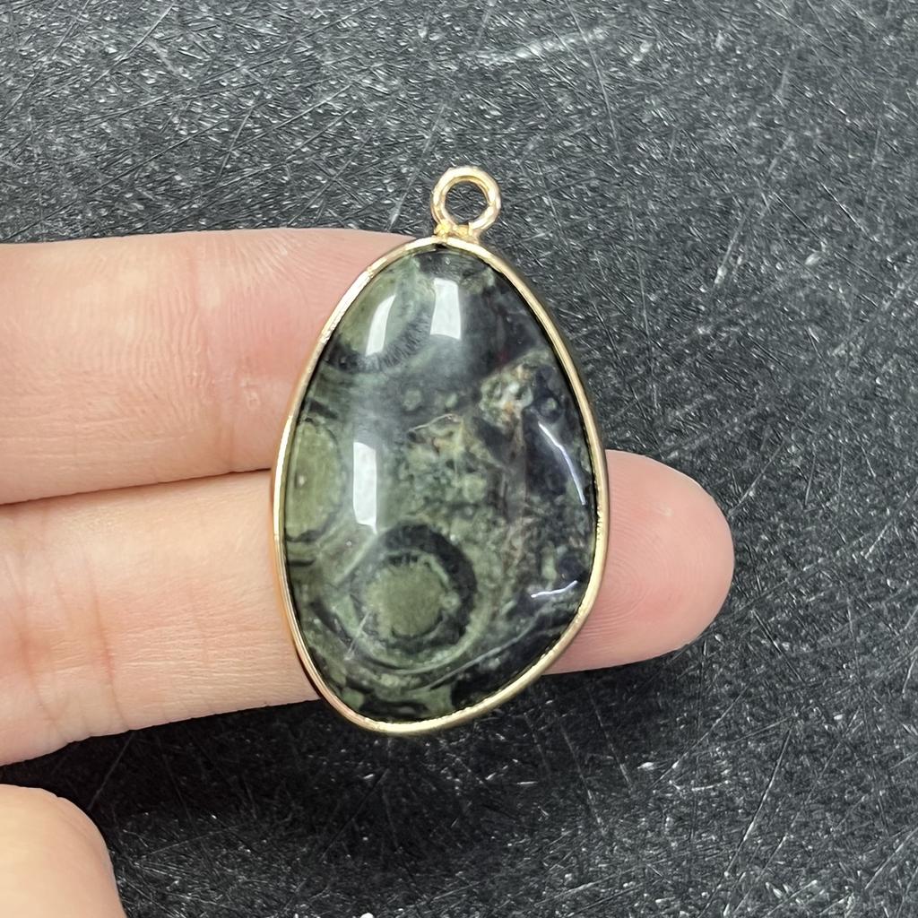 1 Stück, Energie-Naturstein-Anhänger, Böhmischer Stil Handgefertigt Unregelmäßiger Kristallachat Amethyst Jade Edelstein Anhänger für Schmuckherstellung DIY 20×35mm