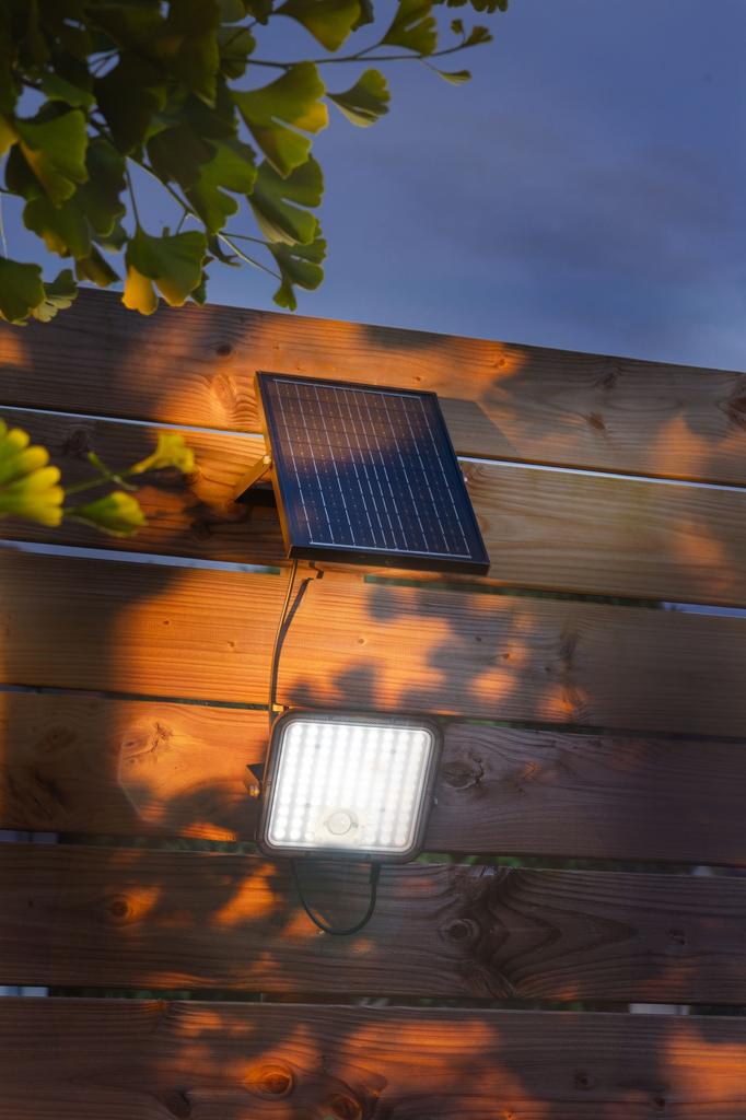 Solar LED Projector - GALIX - G2612 - 2000 Lumens - Motion Detector and Remote Panel