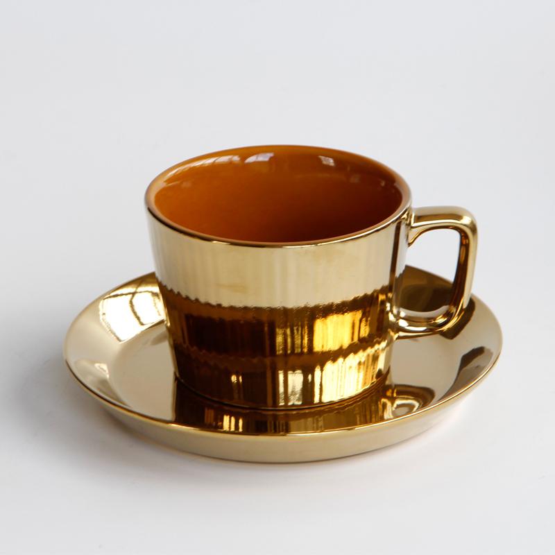

Керамическая золотая кофейная чашка с блюдцем Золотая трехмерная полосатая кружка Домашняя чашка Скандинавская простая чашка для молока Чашка для послеобеденного чая подарок 320ml кофейный