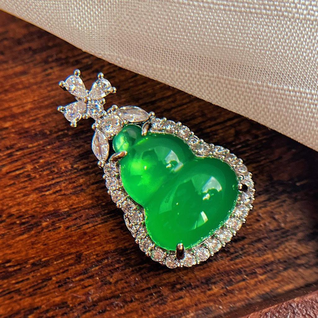Natural Green Jade Chalcedony Gourd Pendant for Fortune and Prosperity – Agate Accessory Gift