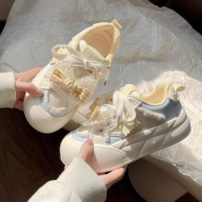 Lait Huhu chaussures à nœud à semelles épaisses chaussures pain pour femmes printemps et automne nouvelles petites chaussures blanches polyvalentes niche décontractées chaussures de planche tendance