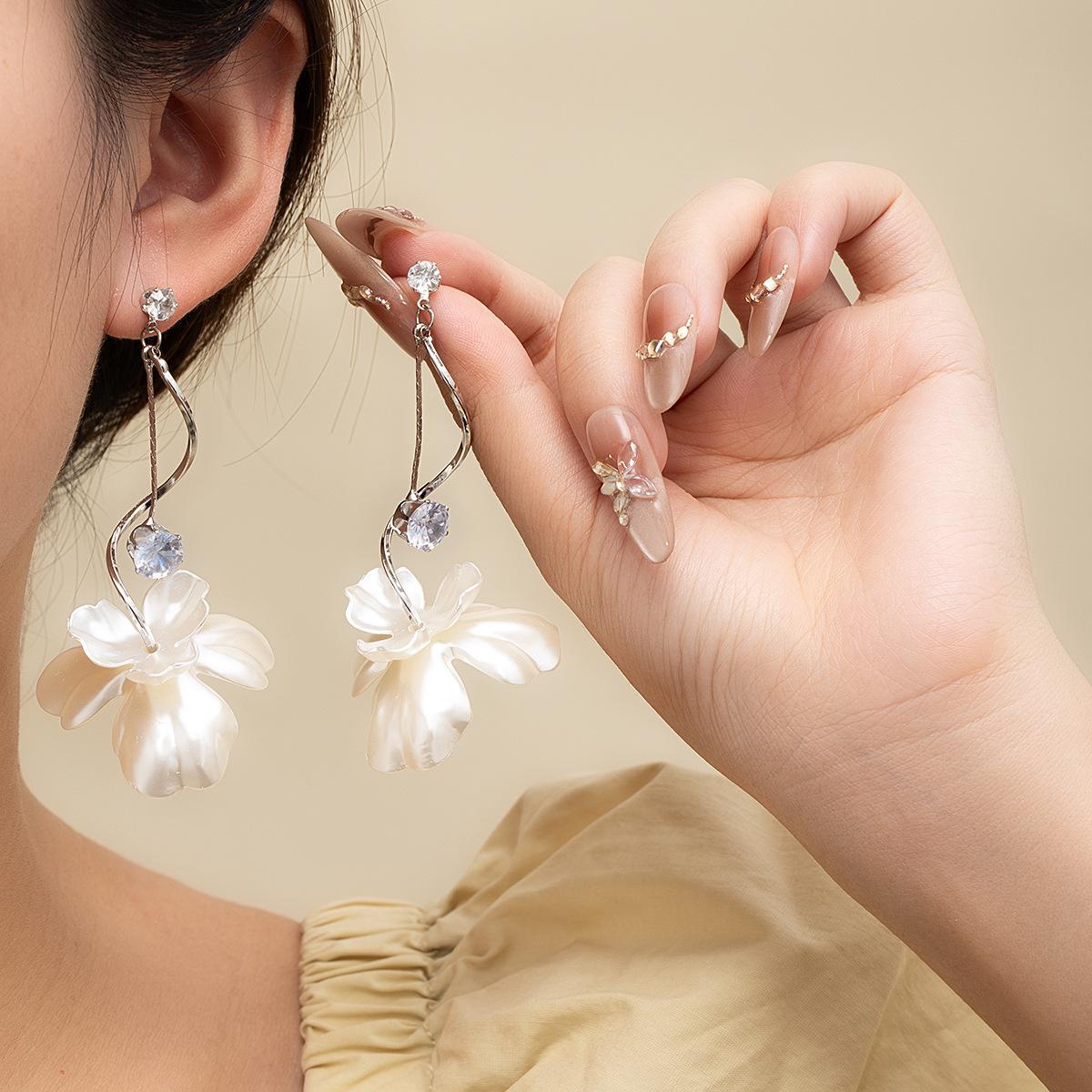 

Sweet Long Diamond-Set White Flower Fringed Earrings Gentle Super Fairy French Vacation Seaside Exquisite Earrings