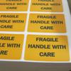 1000 Stück 38 x 25 mm FRAGILE HANDLE WITH CARE Schwarz auf orangefarbenem Papieretikettenaufkleber für den Versand, Transfer, Sicherheitserinnerung